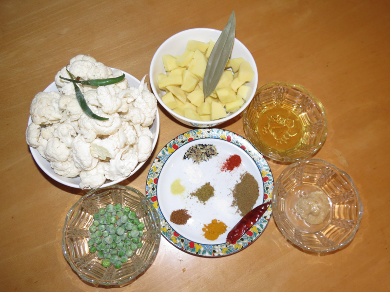 Aaloo Fulkopi Dalna (Cauliflower Curry) Ingredients