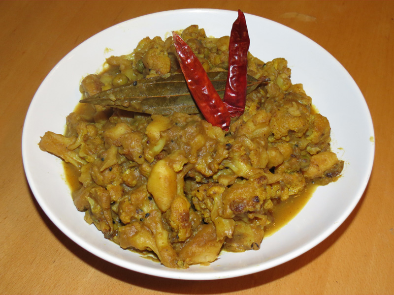 Aaloo Fulkopi Dalna (Cauliflower Curry)